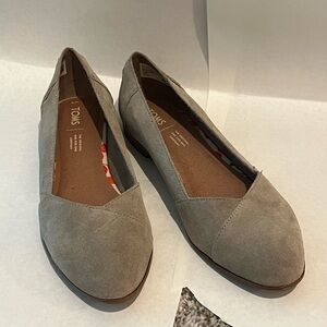 Toms Slip on shoes on 9 W